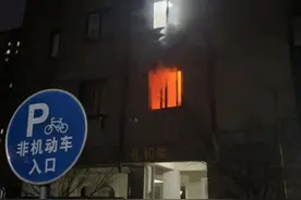 阜阳一男子两进火场用4个灭火器扑灭明火，“可谓是救了一幢楼的人”图片