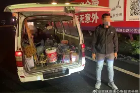 面包车将后排座椅放倒装货…图片