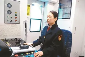 90后地铁女司机：青春在轨道上绽放图片