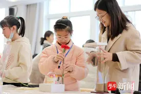 这个社区的妈妈和孩子亲手做花束蛋糕，传递节日祝福图片