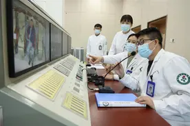 “潜水艇”内做治疗 高压氧舱无创促成功能康复图片