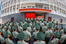 武警广西总队崇左支队：退役士兵卸衔泪别军营图片