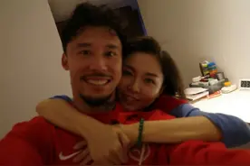 张琳芃妻子赛后晒合影：这是开心到模糊了图片