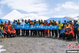 第二十二届玉珠峰登山大会闭幕 71人成功登顶图片