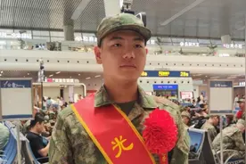 ​曾经一肩扛起家，如今即将扛起枪，杭州人惦记的这个男孩长大了图片