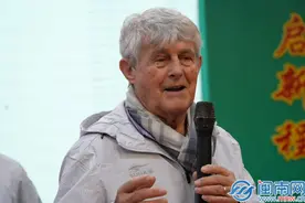 “神奇教练”米卢来泉州开展足球培训图片