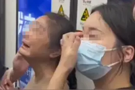 上海地铁上一女子背部被门夹住疼痛大哭，男子打开紧急装置解救图片