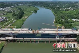 自贡首座特大桥左幅中跨合龙图片