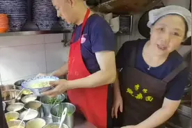上海这家小店，老板一年送出近1000碗免费小面……图片
