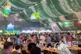 信网探营青岛啤酒1903大篷：消费者可一站畅饮N款口味啤酒图片