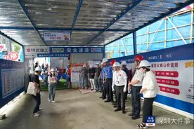 深圳一工地发现多处蚊虫孳生地，执法人员责令整改图片