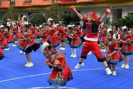 春苑小学梁源校区2024年体育趣味运动会开幕图片