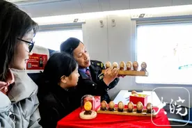 非遗文化亮相高铁环线列车图片