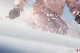 中国选手谷爱凌和张可欣包揽自由式滑雪世界杯U型场地技巧冠亚军图片