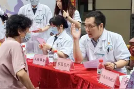 社区居民现场学八段锦！广州天河冼村街开展义诊咨询活动图片