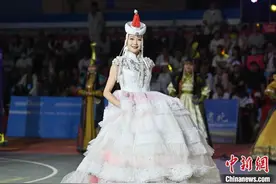 甘肃肃北：“村BA”球王争霸赛展蒙古族服饰之美图片