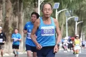 81岁教授的73场马拉松图片