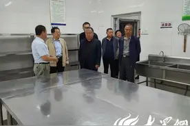 聊城市关工委调研组到聊城七中调研校园食品安全和近视眼防控工作图片