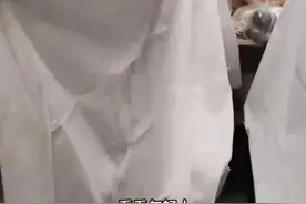 “老人吐槽火车下铺挂帘子不让坐”引热议，12306回应图片