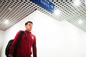 国足上海启程飞赴澳大利亚，为避免引发舆情并未包机图片