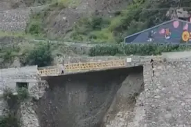 官方回应“大渡河畔路基垮塌还有行人行走”：系角度错觉，现场已封控，无人员伤亡图片