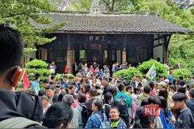 “诗圣”成都故居“杜甫草堂”：浣花溪畔游人如织，刚学诗的一年级小学生慕名来参观图片