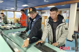 福州港引航站引领全球最大专业纸浆运输船乘潮出港图片