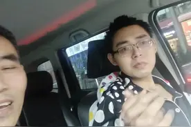 重庆53岁父亲带脑梗儿子跑网约车：时常被乘客们的举动暖到图片