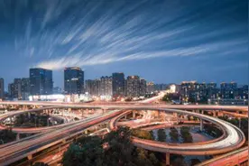 冬日泉城高架路：一草一木自然景 洁净秀美流金色图片
