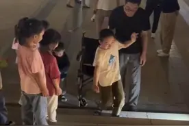 深圳脑瘫男孩爬楼梯引围观，陌生人一句话瞬间感动男孩妈妈图片