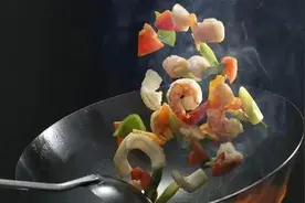 炒菜时，食盐应该最后放还是中间放？记住这4点，你也是大厨！图片