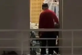 三亚高校一男生男扮女装进女生宿舍，目击者：去求复合，后被电晕抬出去，学校：事发时已报警图片