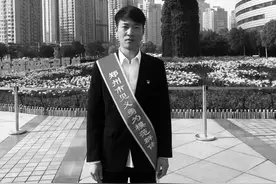 告别暴雨中救人的“菜刀哥”李坤朋图片
