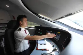 动车开到黄龙九寨⑫｜首发司机何宇：试运行阶段调速上千次 将动车平稳开上高原图片