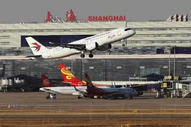 国产C919新年首航沪港定期航班 央视主持人康辉录制了机上广播图片