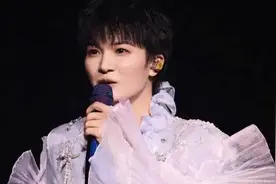 歌手周深在美国拉斯维加斯惊艳开嗓！演唱《灯火里的中国》令当地华人泪目图片