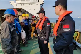 锚地 “黑搭靠” 现身董家口，边检、海事联合出击 “一键清零”图片