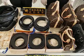 风衣女子腰缠8条LV腰带入境，过关时报警器响不停图片