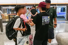 北京地铁整治1号线八通线、7号线及环球度假区车站无照游商图片