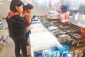 斑节虾看花纹、小青龙看动作……教您几招！轻松选鲜→图片