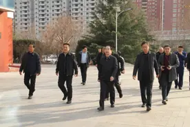 临汾市副市长乔飞鸿在市区调研中小学校园安全工作图片