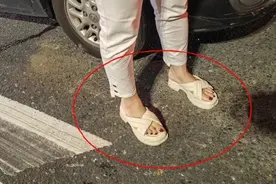 女子穿厚底拖鞋开车打滑致三车追尾 交警：全责+记分、罚款！图片