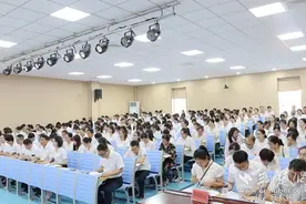 红安县实验小学教联体为新学期前行蓄力，300余名教职工参加暑期培训图片