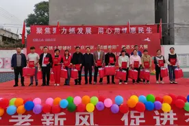新乡卫滨区平原镇十里铺村举办“共庆华诞、情暖重阳”孝道文化大餐暨“乡村光荣榜”表彰活动图片