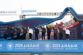 2024上海马拉松开赛！龚正点亮赛道并为比赛鸣枪发令图片