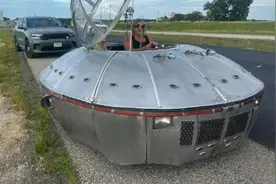 美国警察公路上拦下“UFO”，还与其合影图片