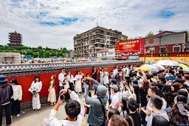 黄鹤楼红墙五一假期再度爆火出圈图片