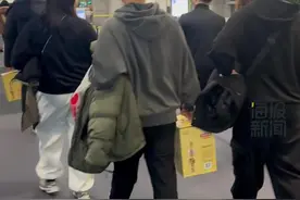 海量财经 | 韩国人来华旅游爱逛大润发 人手一提青岛原浆 边炫山楂糖葫芦边说“好吃”图片