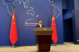 外交部新任发言人郭嘉昆主持例行记者会图片