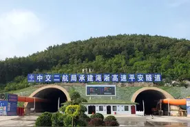 渑淅高速淅川至豫鄂省界段项目平安隧道右幅顺利贯通图片